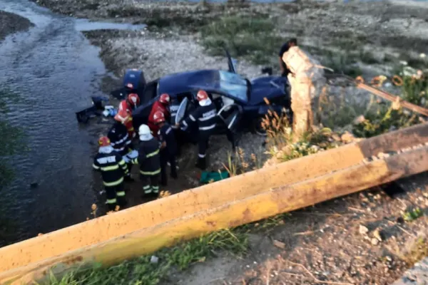 FOTO Accident grav în Neamț - 3 tineri au fost răniți după ce au căzut cu mașina într-un râu