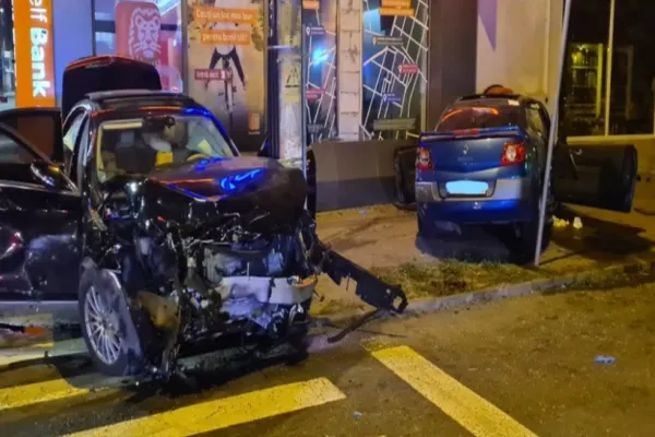 Accident cumplit, în Târgu Mureș. Un șofer și-a băgat în spital fiul de numai 2 ani și a rănit grav alți 2 tineri
