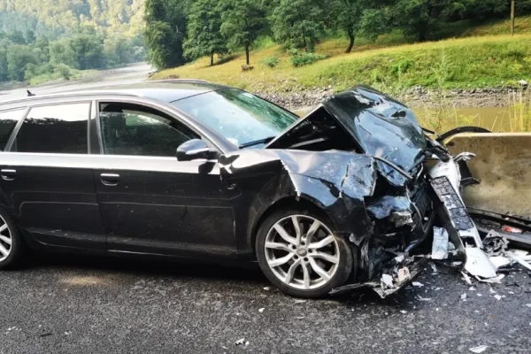 FOTO Accident CUMPLIT în județul Vâlcea - 4 VICTIME, printre care o fetiță de 4 ani cu traumatism facial