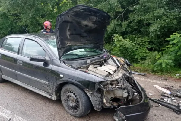 Accidente în lanț, pe o șosea din Caraș-Severin: un mort și 3 răniți