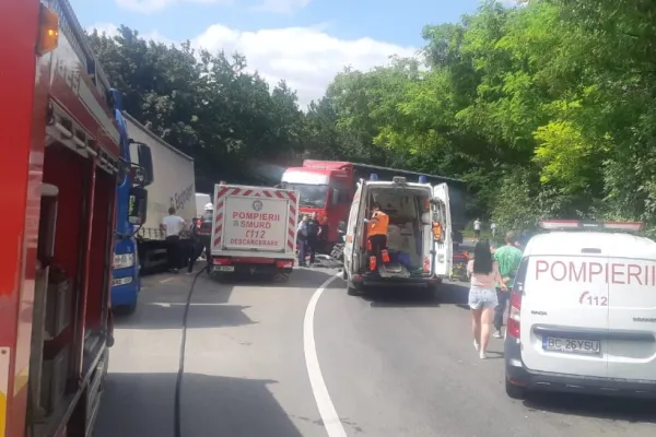 Accident grav, cu 3 victime, pe DN11. Impact nimicitor între un autoturism și un TIR - trafic blocat