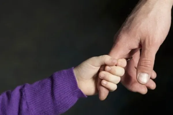 Modificări la Legea Adopției. Guvernul va aproba noile norme metodologice de aplicare - Ce se schimbă