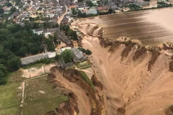 Alunecare de teren în Germania - Mai mulți morți și dispăruți într-o zonă afectată de inundațiile masive. Imaginile dezastrului VIDEO