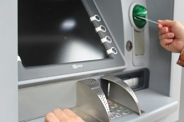 14 români, arestaţi pentru clonare de carduri bancare şi retrageri frauduloase de la bancomate, în Italia