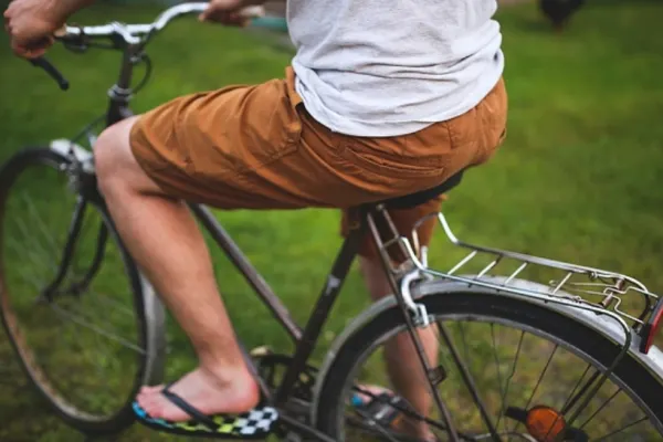 Biciclist amendat cu 1.800 de lei pentru că nu avea beculețe. Poliția ingnoră șoferii drogați
