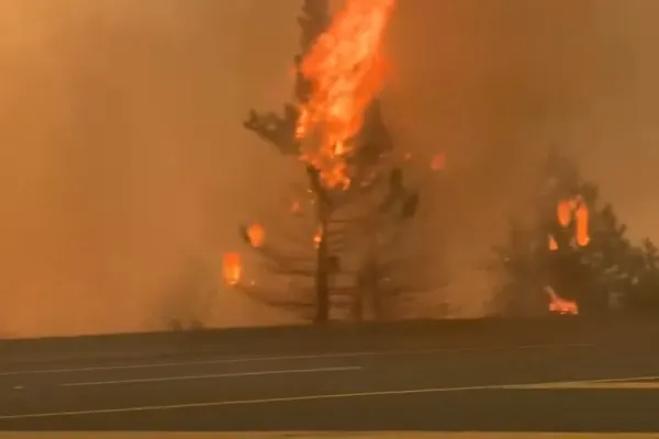 VIDEO | Scene apocaliptice în Canada. Un oraș a luat foc după temperaturile de aproape 50 de grade