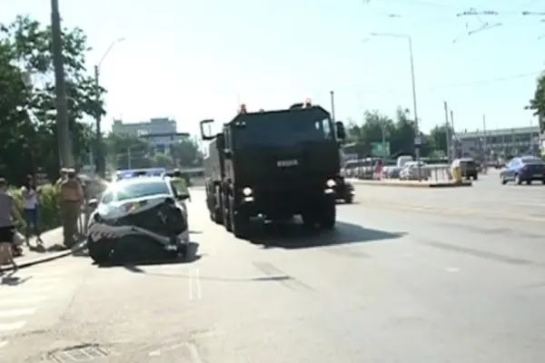 Convoi militar implicat într-un accident rutier în Capitală: Doi polițiști militari au ajuns la spital VIDEO