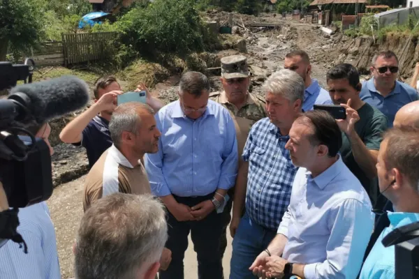 Ajutoare pentru sinistrații din Alba. Guvernul a scos bunuri din rezervele de stat - Premierul a SEMNAT documentul