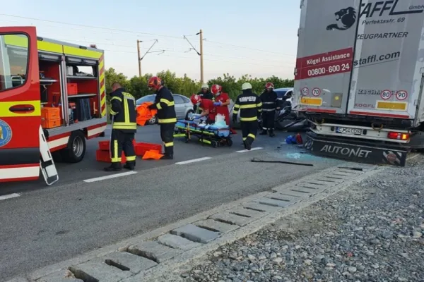 Accident CUMPLIT, pe DN 1C. O femeie din Cluj A MURIT după impactul dintre o maşină şi un TIR