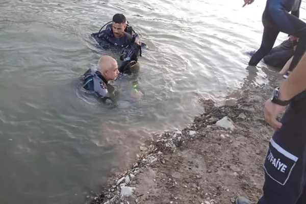 Trupul unui băiețel de 3 ani, găsit pe fundul unui lac, ținându-și sora de mână. Fata s-a înecat încercând să-i salveze viața