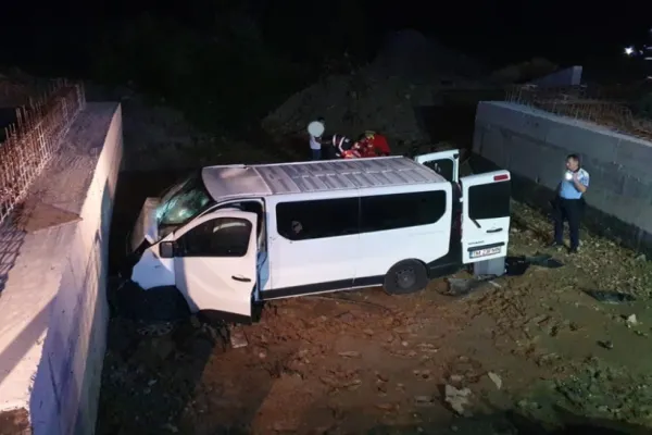 FOTO Grav accident în judeţul Maramureş! O autoutilitară cu 5 bărbaţi a căzut de pe un pod aflat în construcţie