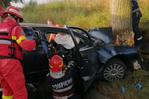 Accident grav, în Bacău: trei morți și un rănit, după impactul cu un copac