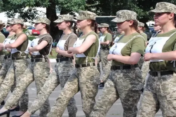 Scandal în Ucraina, după ce femeilor din Armată li s-a cerut să defileze pe tocuri