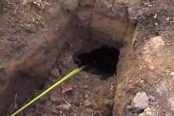 L-a înghițit pământul la propriu. Un bărbat a dispărut într-o gaură apărută în dormitor