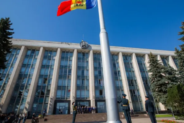 Un recidivist a spart geamul de la ușa Guvernului din Moldova pentru a intra din nou la închisoare - Bărbatul nu are niciun rost în viață după 29 de ani de pușcărie