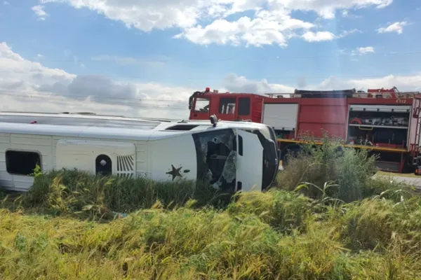 Accident spectaculos, în Constanța: patru victime, după ce un microbuz cu pasageri s-a răsturnat