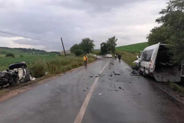 FOTO | Accident rutier grav între localitățile Viișoara și Triteni Colonie! Impact între un microbuz și o mașină