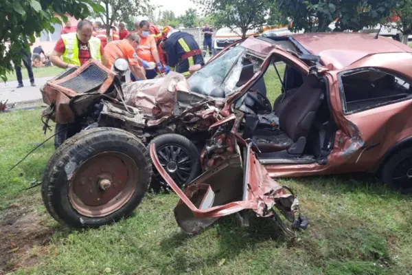 FOTO Accident ÎNGROZITOR în județul ARAD: 2 oameni au murit pe loc după ce s-au izbit cu mașina de un tractor