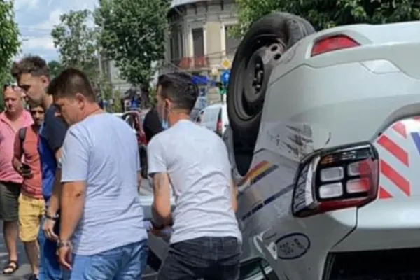 O mașină de poliție plină cu deținuți a fost RĂSTURNATĂ într-un accident rutier - 2 persoane sunt rănite
