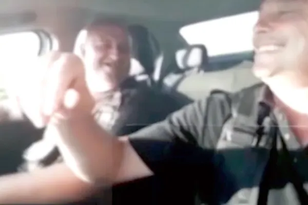 VIDEO Imagini virale, polițiști locali din Bârlad chiuie și se distrează pe ritmuri de manele, în mașină