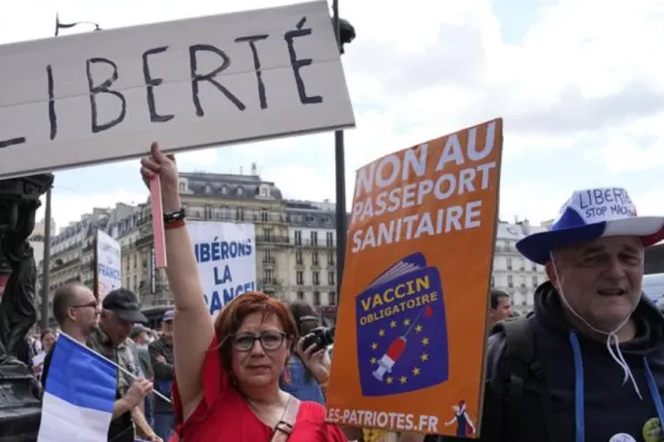 Proteste anti-vaccin în Franța - printre manifestanți, anarhiști și extremiști de dreapta. Ce măsuri intră de luni în vigoare