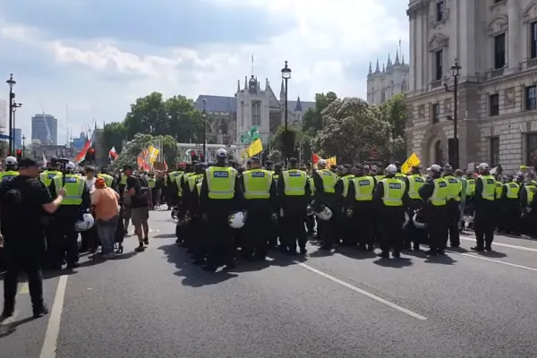VIDEO Proteste violente în Marea Britanie față de vaccinare și restricțiile anti-Covid. Mai mulți manifestanți au fost reținuți