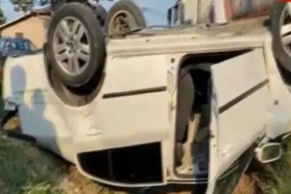 Accident violent pe DN72. O mașină s-a răsturnat și a rămas cu roțile în sus