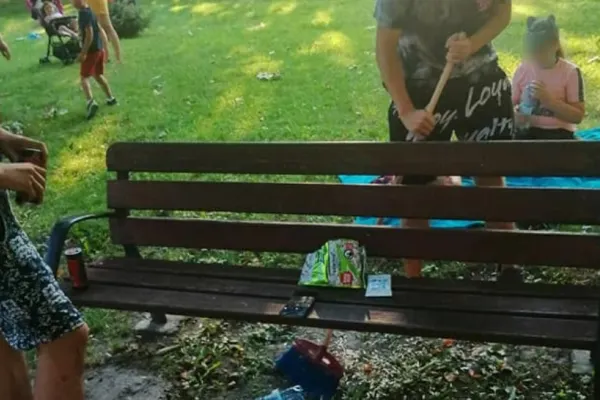Cei care sparg semințe, puși de polițiști să măture cojile, în Bacău. Ce amenzi au primit - FOTO