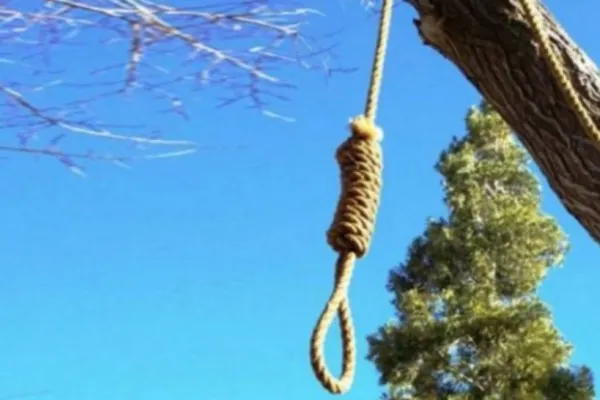 Descoperire macabră în Mehedinți: o femeie s-a spânzurat în spatele unui bloc - Polițiștii au găsit un bilet de adio