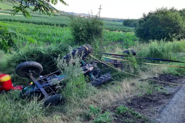FOTO/VIDEO: Accident mortal pe DJ 151! Un bărbat a decedat după ce s-a răsturnat cu tractorul