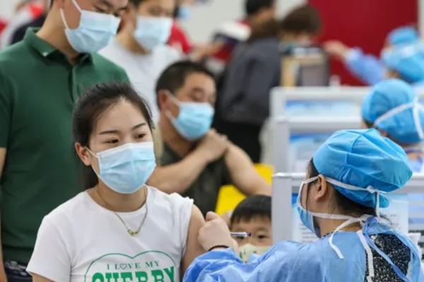 Focarele de Covid-19 se extind în China. Autoritățile restrâng deplasările în străinătate ale chinezilor