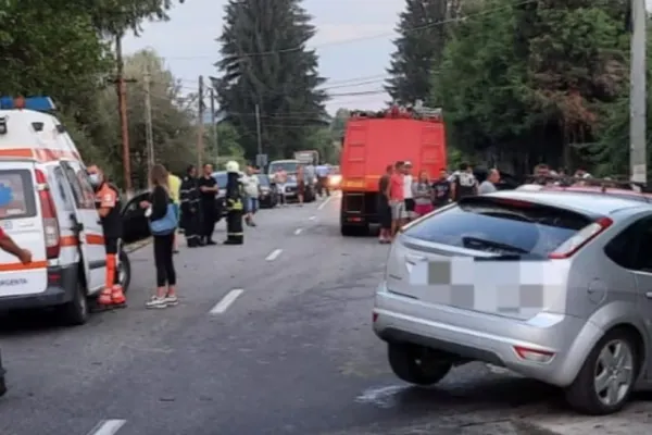 Două mașini s-au ciocnit, într-o comună din Argeș. Una a ricoșat într-un alt autovehicul: 4 victime, între care 3 pietoni