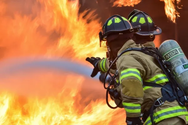 INCENDIU DE PROPORȚII la un cunoscut restaurant din Târgu Jiu! Pompierii au rămas fără apă chiar în mijlocul intervenției