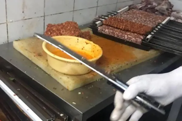 ALERTĂ în restaurantele din Delta Dunării: mâncare EXPIRATĂ de 6 ani. 41 de tone de alimente neconforme, confiscate - FOTO