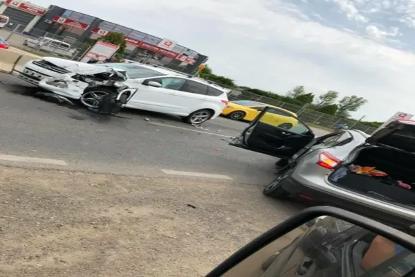 Un copil de doar 2 ani, rănit în urma unui accident violent la ieșirea din Galați. Patru mașini implicate - FOTO