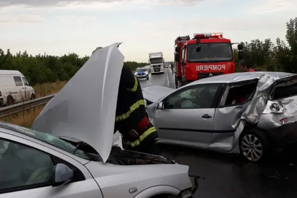 Trei maşini, implicate într-un accident rutier, pe DN 6, în județul Teleorman. Se circulă cu dificultate