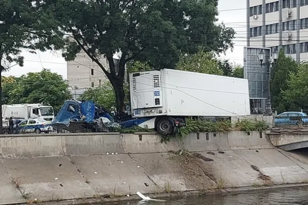 Un TIR, la un pas să cadă în Dâmbovița, după ce șoferul a adormit la volan. PERICOL: Scurgeri de carburant pe șosea