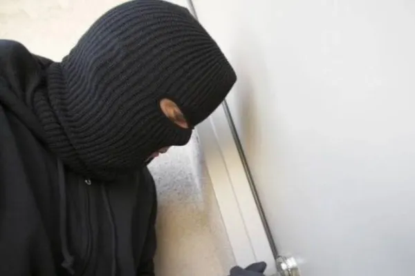 A vrut să FURE ca-n FILME, dar a fost prins de polițiști. Ce RISCĂ acum