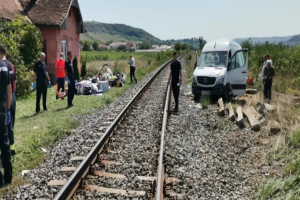 Prima VICTIMĂ în urma accidentului de ieri dintre un microbuz şi un tren! Şoferul a fost REȚINUT