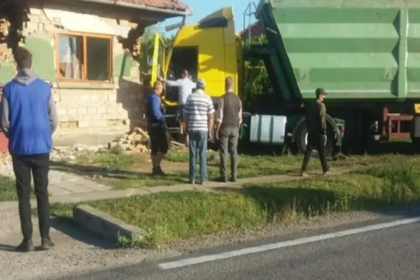 Accident în județul Mureș: Casă DISTRUSĂ după ce un TIR a intrat în plin în ea