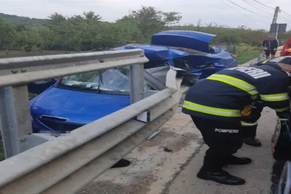 2 accidente rutiere petrecute concomitent, în județul Argeş. O persoană a rămas încarcerată