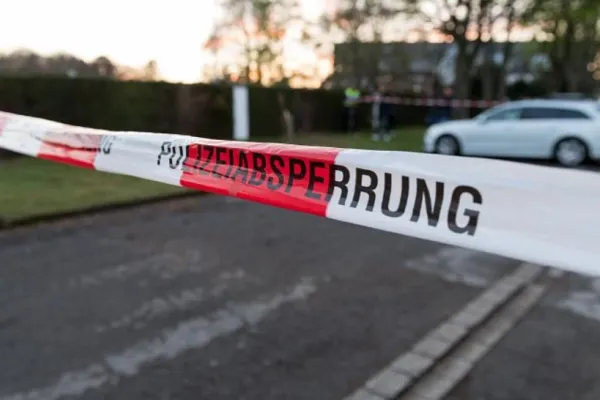Accident cumplit, în Germania. Un mort și 13 răniți, după ce un camion a intrat într-un autobuz