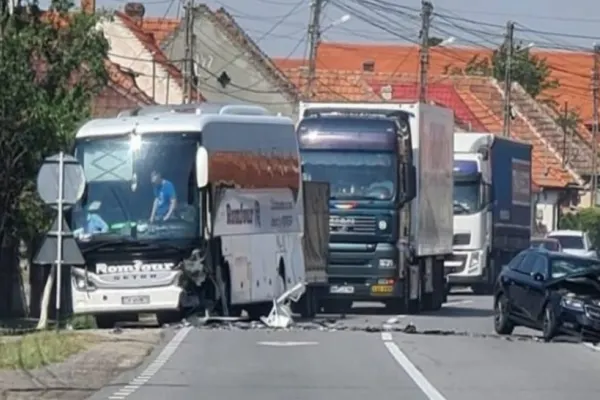 Accident GRAV, în Bihor, între un autocar şi un autoturism: două victime. Ce au descoperit polițiștii la locul tragediei