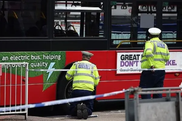 Accident GRAV, în Londra. Un mort și 3 răniți, după ce două autobuze s-au ciocnit