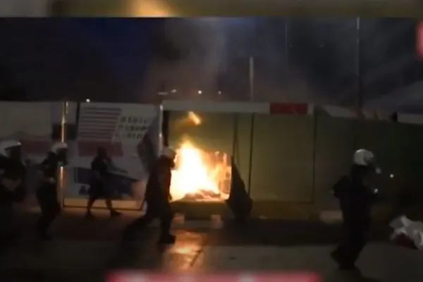 Proteste violente în Grecia din cauza vaccinării. Manifestanţii au atacat forțele de ordine VIDEO