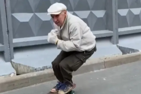 Un pensionar pe skateboard face SENZAȚIE pe internet. Video viral din Rusia