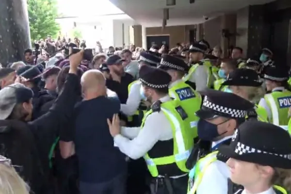 Confruntări violente între polițiști și mai mulți protestatari, la sediul BBC din Londra - VIDEO