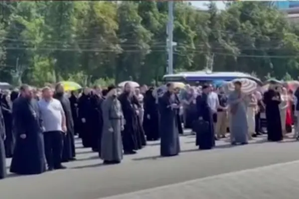 Proteste cu imnuri și rugăciuni la Chișinău. Care sunt nemulțumirile? VIDEO