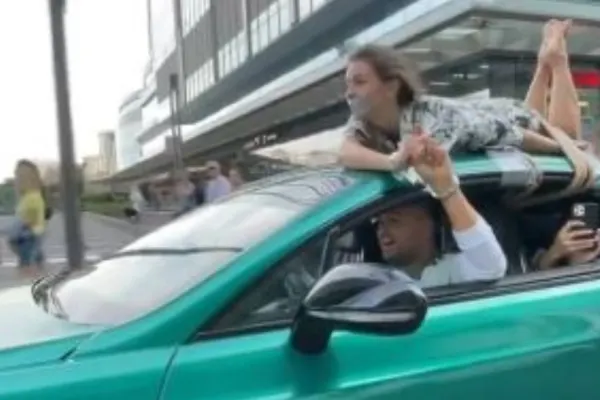 Imagini INCREDIBILE! Un bărbat din Rusia s-a plimbat cu mașina prin oraș cu iubita legată pe plafon - VIDEO