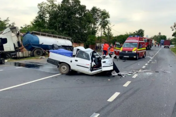Accident cu o victimă decedată pe DN2: Mașina în care se afla victima, făcută ARMONICĂ -Trafic complet BLOCAT